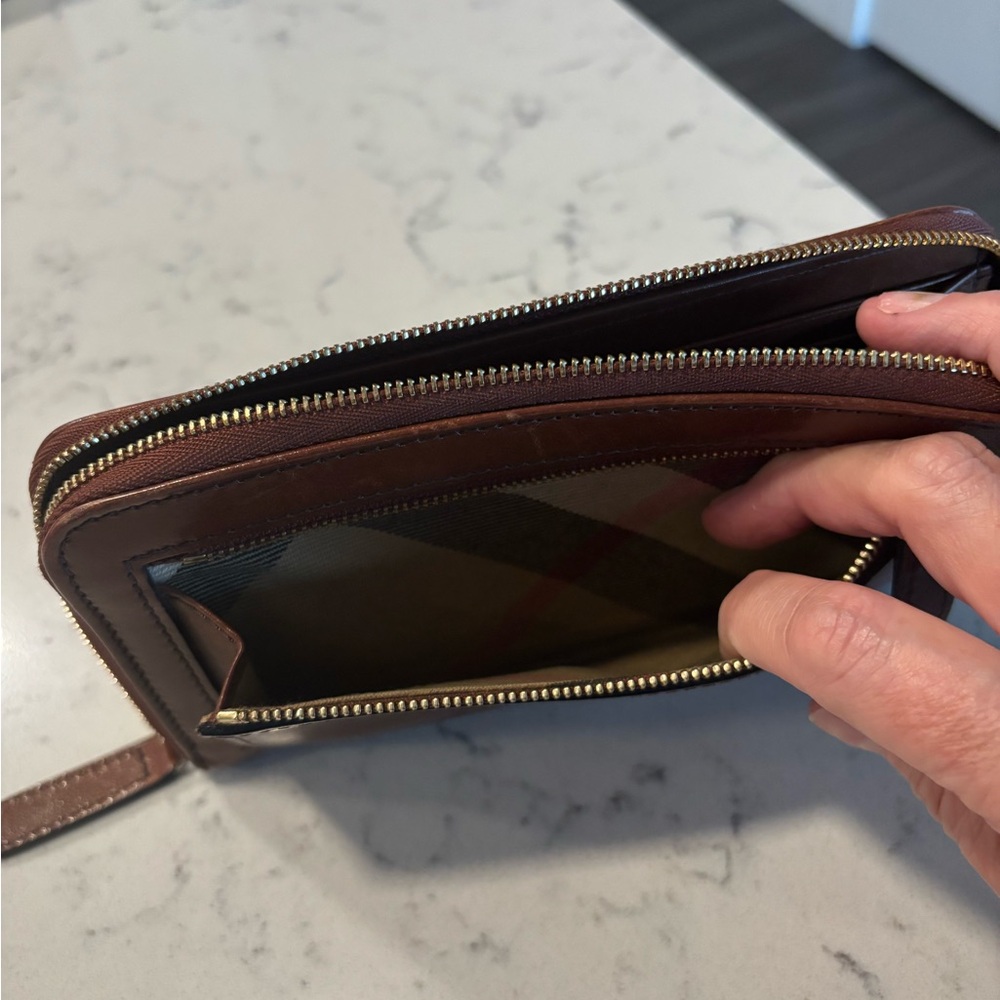 Authentic Burberry Chestnut Leather Zip Wallet made in Italy - Picture 2 of 4